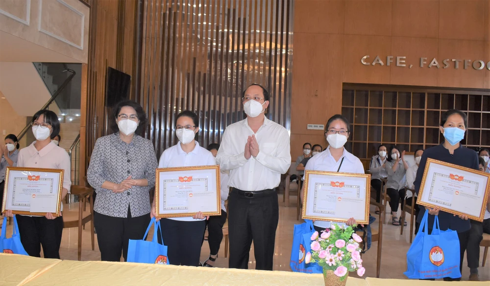 Đồng chí Nguyễn Hồ Hải và đồng chí Tô Thị Bích Châu biểu dương và tặng quà cho các tình nguyện viên. 