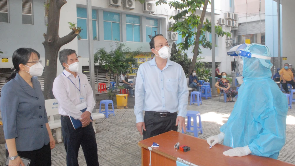 Phó Bí thư Thành ủy TPHCM Nguyễn Hồ Hải thăm hỏi các bác sĩ làm việc tại Bệnh viện Tân Phú. Ảnh: CAO THĂNG