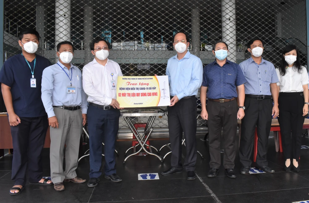 Đồng chí Nguyễn Hồ Hải tặng quà của Thường trực Thành ủy TPHCM cho Bệnh viện điều trị Covid-19 Gò Vấp
