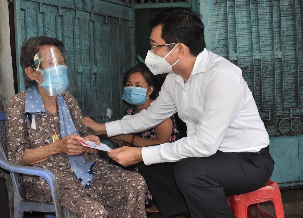 Chủ nhiệm Ủy ban Kiểm tra Thành ủy TPHCM Dương Ngọc Hải thăm, tặng quà cụ Nguyễn Thị Hải 