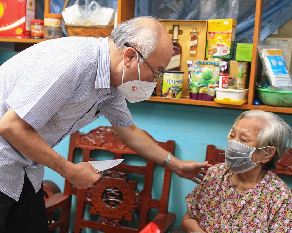 Trưởng Ban Tuyên giáo Thành ủy TPHCM Phan Nguyễn Như Khuê thăm hỏi người cao tuổi ở quận 10. Ảnh: DŨNG PHƯƠNG