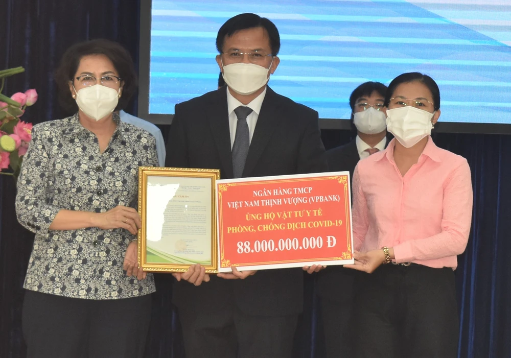 Chủ tịch Ủy ban MTTQ Việt Nam TPHCM Tô Thị Bích Châu tiếp nhận bảng tượng trưng ủng hộ từ Ngân hàng TMCP Việt Nam Thịnh Vượng