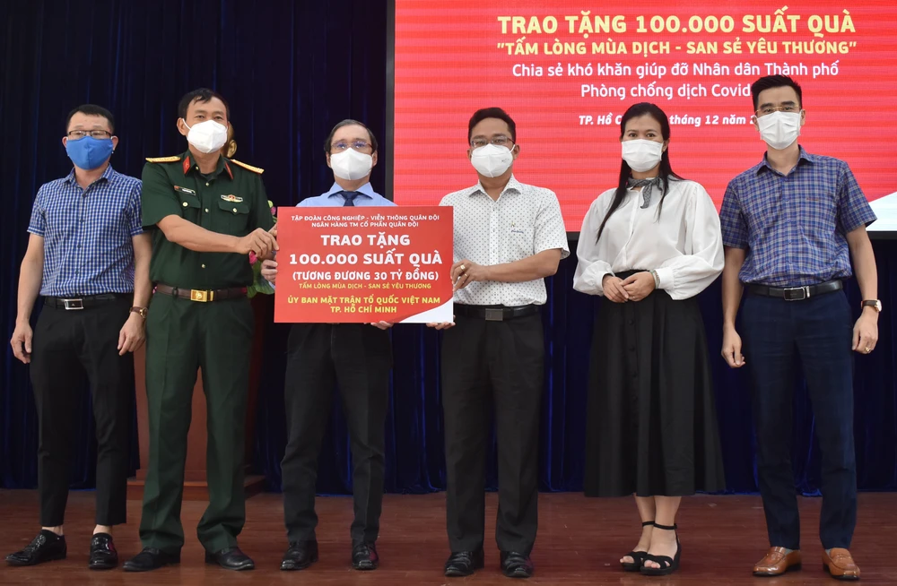 Phó Chủ tịch Ủy ban MTTQ Việt Nam TPHCM Phạm Minh Tuấn tiếp nhận 100.000 túi an sinh