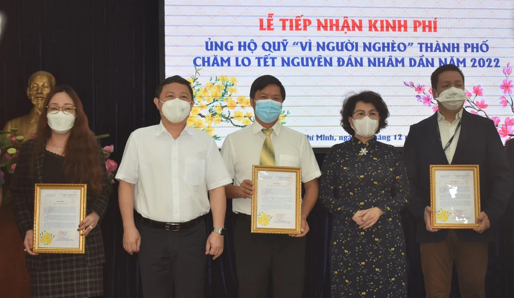 Chủ tịch Ủy ban MTTQ Việt Nam TPHCM Tô Thị Bích Châu và Phó Chủ tịch UBND TPHCM Dương Anh Đức trao thư cảm ơn cho các tổ chức, cá nhân
