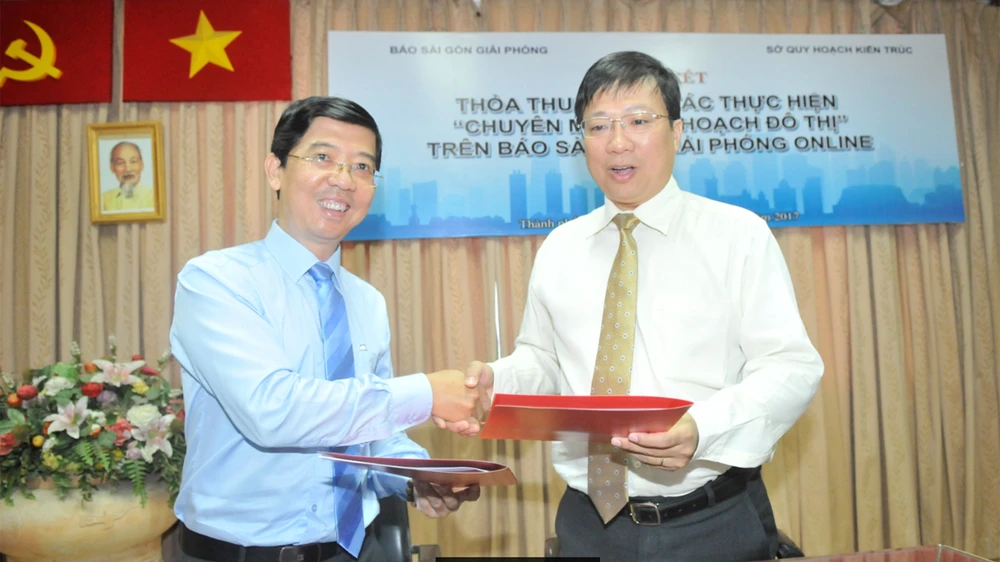 Phó Tổng Biên tập Báo SGGP Nguyễn Thành Lợi và Giám đốc Sở Quy hoạch- Kiến trúc TPHCM Nguyễn Thanh Nhã trao đổi bản ký kết thoả thuận hợp tác