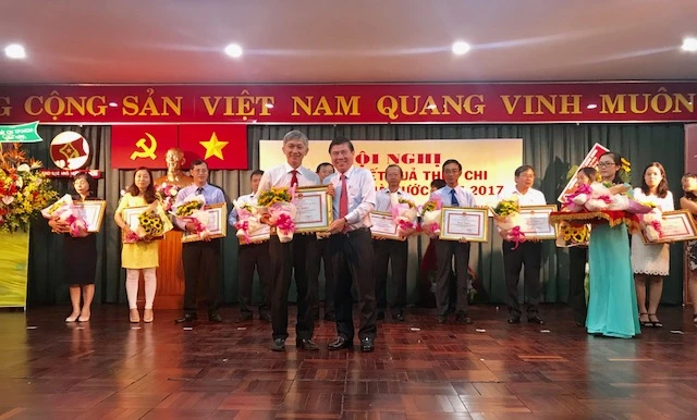 Chủ tịch UBND TPHCM Nguyễn Thành Phong tặng bằng khen cho các tập thể có thành tích xuất sắc trong nộp thuế