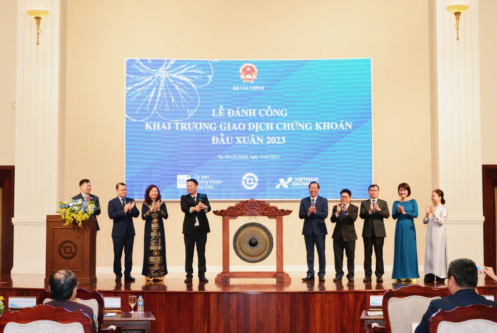 Chủ tịch UBND TPHCM Phan Văn Mãi tham dự Lễ đánh cồng khai trương giao dịch chứng khoán đầu xuân 2023. Ảnh: HẠNH NHUNG