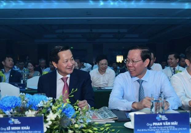 Phó Thủ tướng Lê Minh Khái và Chủ tịch UBND TPHCM Phan Văn Mãi tại hội thảo