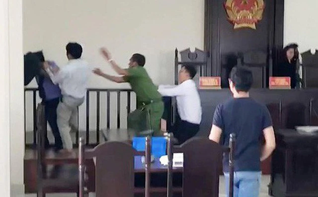 Hình ảnh ông Hiền lao vào tấn công kiểm sát viên khi HĐXX vừa tuyên án 