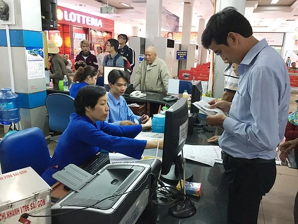 Người dân mua vé tại ga Sài Gòn. Ảnh: THANH HẢI
