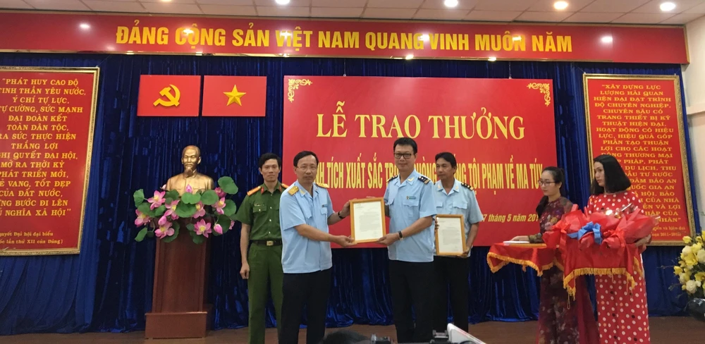 Tổng cục trưởng Tổng cục Hải quan Nguyễn Văn Cẩn (trái) trao thưởng cho cán bộ hải quan