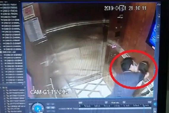 Hình ảnh vụ việc Nguyễn Hữu Linh sàm sỡ bé gái trong thang máy. Ảnh: cắt từ clip