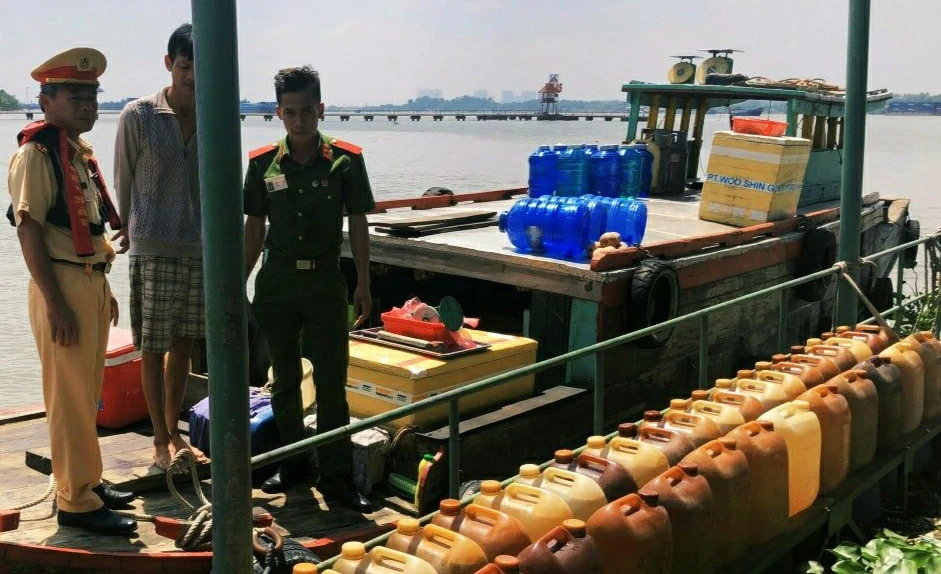 Lực lượng phát hiện có hơn 1.600 lít dầu không rõ nguồn gốc trên sông Đồng Nai. Ảnh: CA