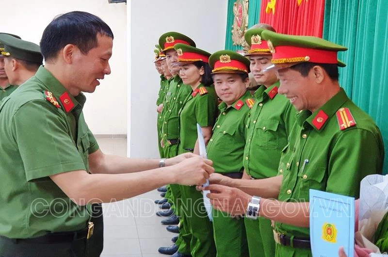Đại tá Vũ Hồng Văn, Giám đốc Công an tỉnh Đồng Nai trao quyết định điều động bố trí cán bộ theo tổ chức bộ máy mới. Ảnh: Công an Đồng Nai