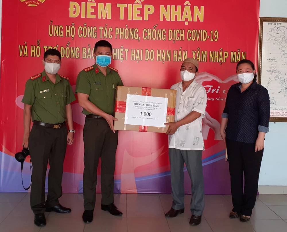 Thừa ủy quyền của Phó Thủ tướng Thường trực Trương Hòa Bình, đại diện Báo CAND tại TPHCM phối hợp cùng UB MTTQ Việt Nam quận 8 chuyển phần quà là 1.000 khẩu trang kháng khuẩn cao cấp tặng đồng bào Chăm quận 8, nhằm giúp bà con