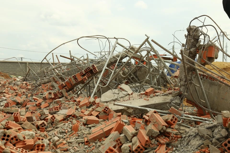 Khởi tố vụ sập tường công trình ở Trảng Bom khiến 10 người tử vong. Ảnh: VŨ PHONG