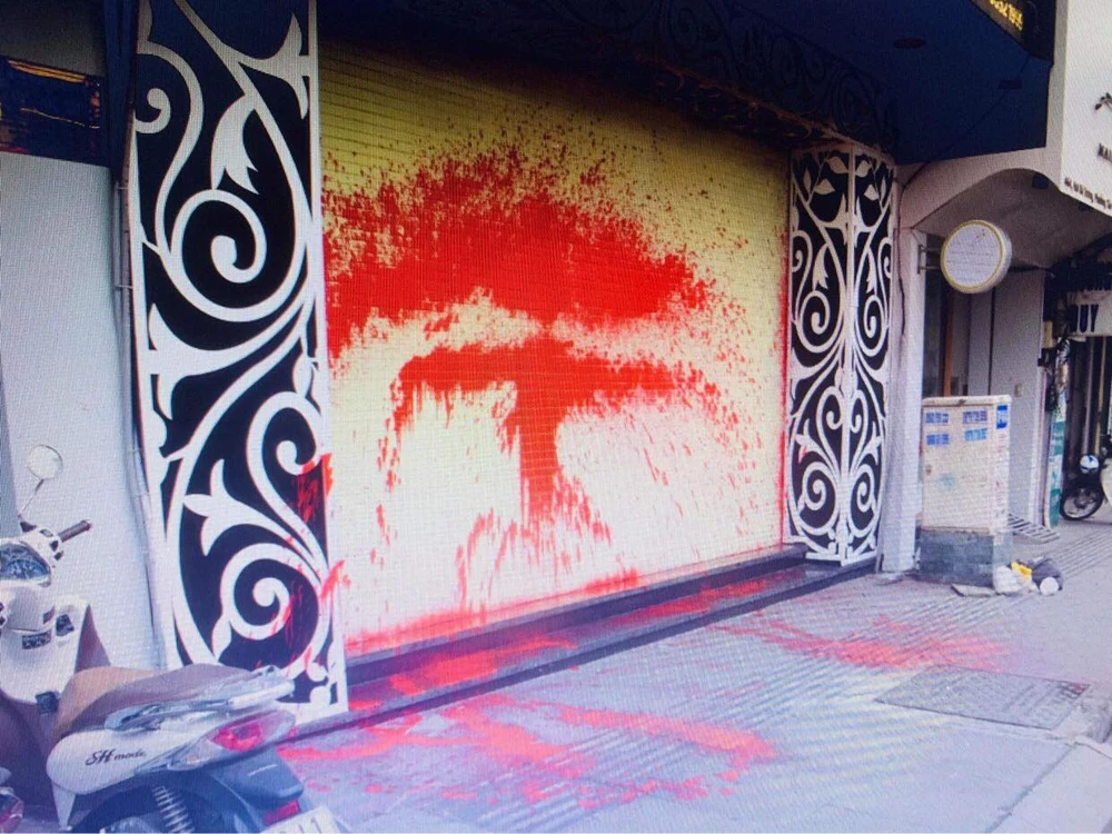 Hình ảnh căn nhà của gia đình anh Tuấn bị tạt sơn, chất bẩn