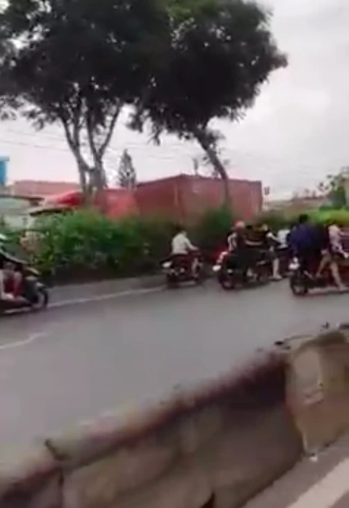Hàng trăm “quái xế” lại chặn quốc lộ 22, huyện Hóc Môn để đua xe