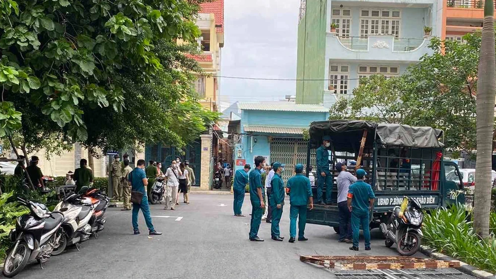 Lực lượng chức năng có mặt ở chung cư Bộ Công an, phường An Khánh, TP Thủ Đức vào sáng 9-6