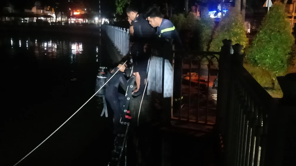 Lực lượng tìm kiếm thi thể người đàn ông đuối nước ở kênh Nhiêu Lộc. Ảnh: A.N.