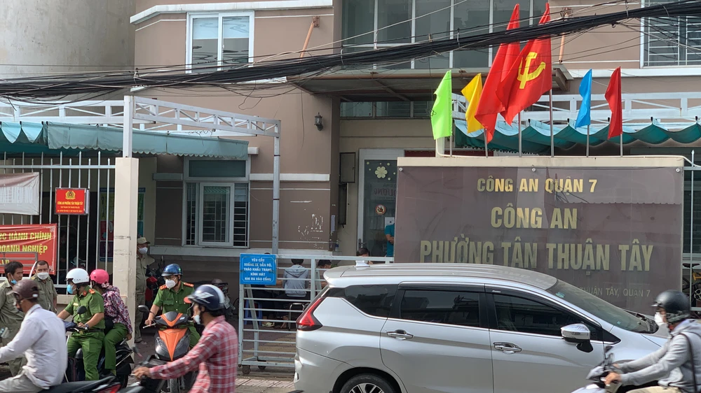 Chiếc xe ô tô chở thi thể chị N. đậu trước Công an phường Tân Thuận Tây. Ảnh: CHÍ THẠCH 