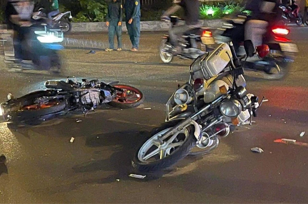 2 xe máy và môtô CSGT ngã trên đường. Ảnh: TRUNG DŨNG