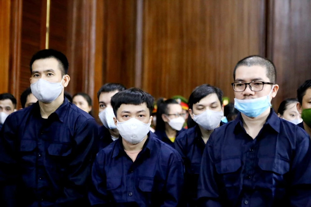 Bị cáo Nguyễn Thái Luyện (bên phải) tại tòa. Ảnh: CHÍ THẠCH 