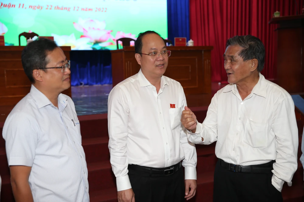 Phó Bí thư Thành ủy TPHCM Nguyễn Hồ Hải trao đổi với cử tri