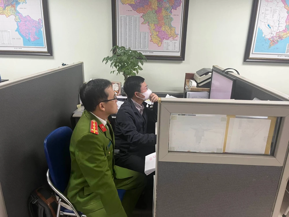 Công an khám xét ở Cục Đăng kiểm Việt Nam vào ngày 28-12