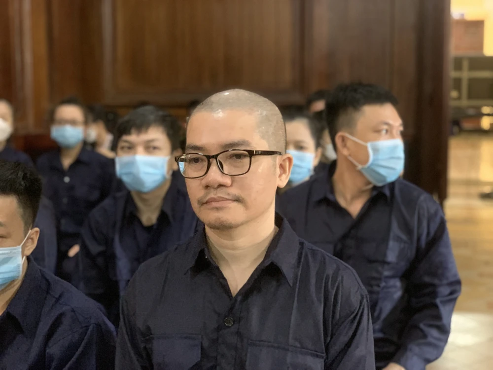 Bị cáo Nguyễn Thái Luyện khi ra tòa. Ảnh: CHÍ THẠCH 