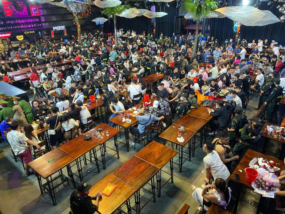 Đột kích quán beer club ở quận 3 đưa hơn 400 “dân chơi” về trụ sở
