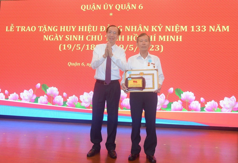 Trưởng Ban Nội chính Thành ủy TPHCM Lê Thanh Liêm trao Huy hiệu Đảng cho đảng viên cao tuổi 