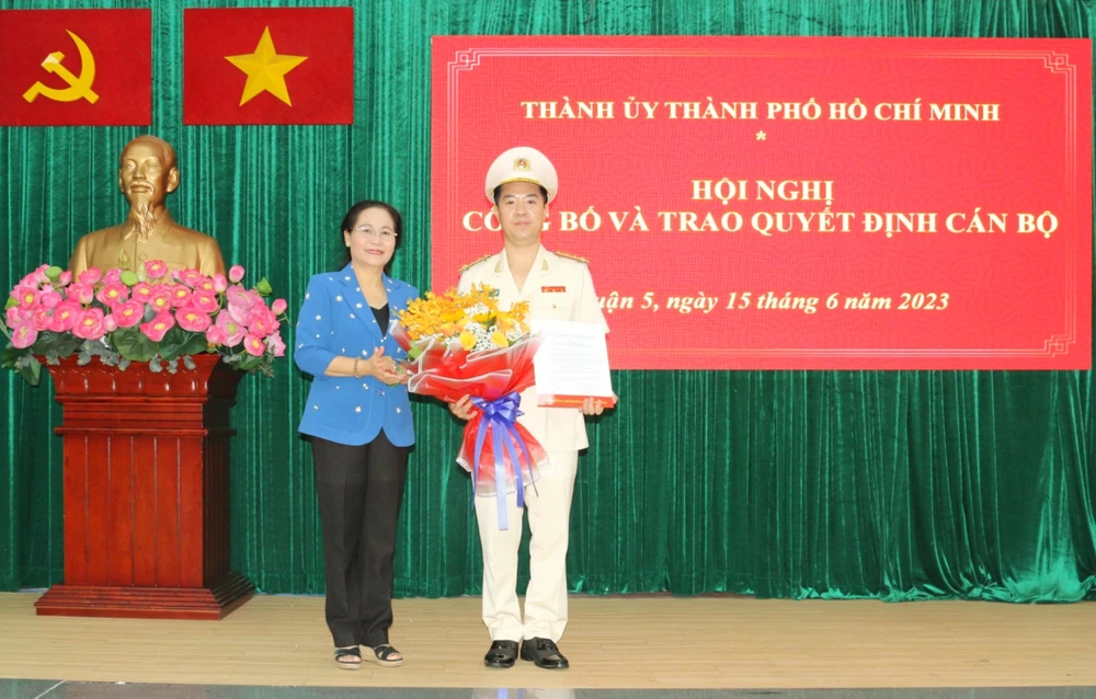 Đồng chí Nguyễn Thị Lệ, Phó Bí thư Thành ủy TPHCM, Chủ tịch HĐND TPHCM trao quyết định cho cán bộ quận 5