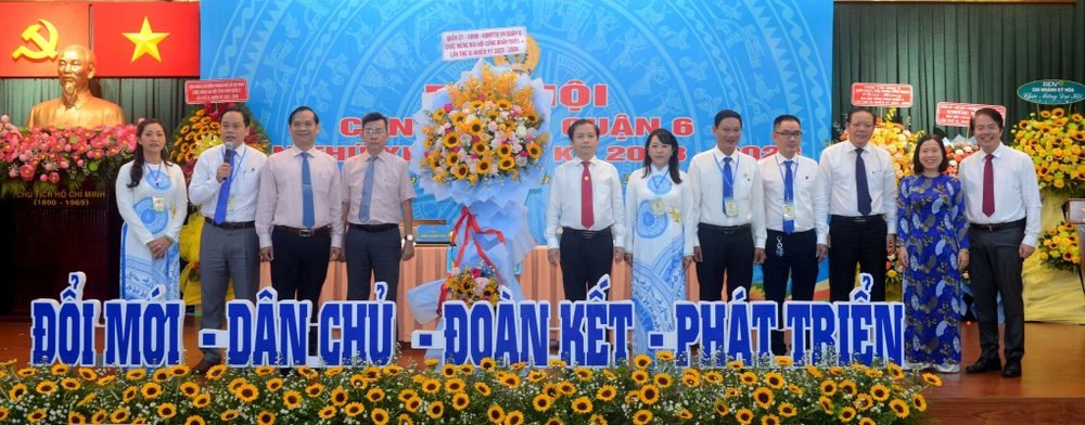 Bí thư Quận ủy quận 6 Ma Xuân Việt cùng các đại biểu tham dự Đại hội 