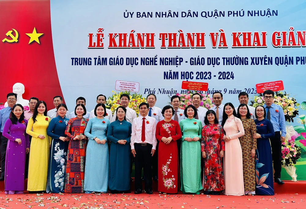 Lãnh đạo TPHCM dự khánh thành và khai giảng tại Trung tâm GDNN-GDTX quận Phú Nhuận. Ảnh CHÍ THẠCH 