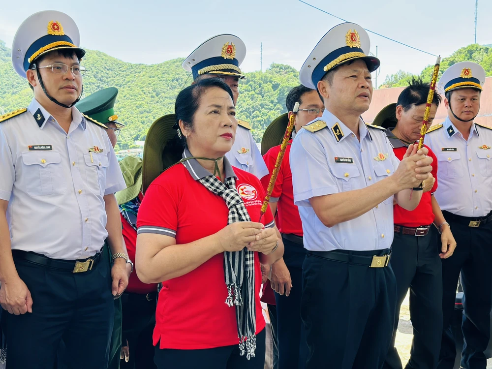Đoàn công tác TPHCM dâng hương, dâng hoa tại Bia tưởng niệm Nam Du, tỉnh Kiên Giang. Ảnh: CHÍ THẠCH