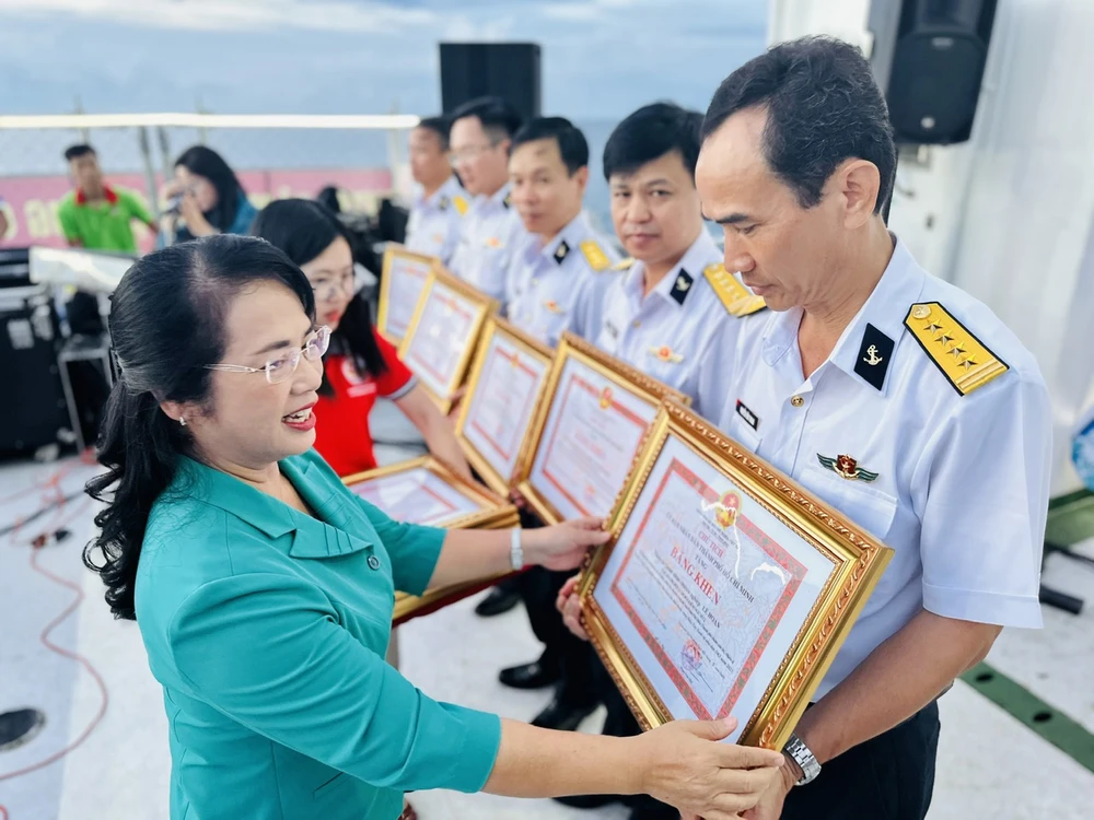 Chủ tịch Ủy ban MTTQ Việt Nam TPHCM Trần Kim Yến trao bằng khen cho các đơn vị. Ảnh: CHÍ THẠCH 