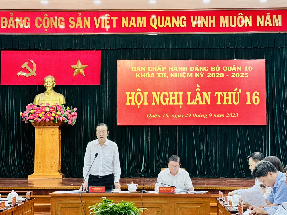 Bí thư Quận ủy quận 10 Lê Văn Minh phát biểu. Ảnh: CHÍ THẠCH