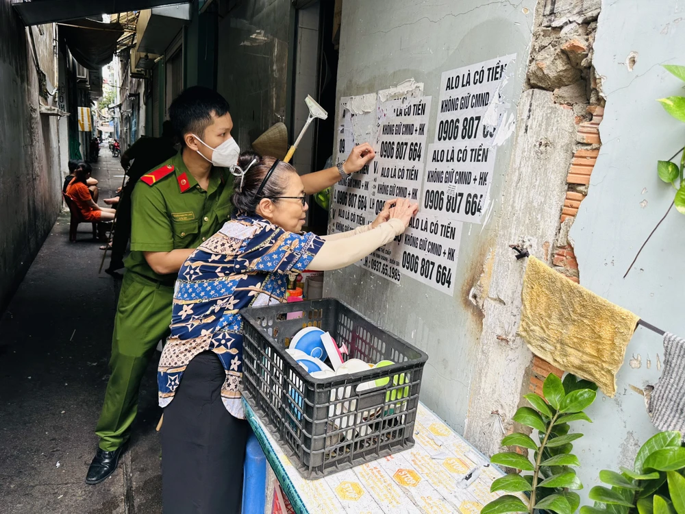 Công an cùng người dân bóc xóa quảng cáo sai quy định trên địa bàn quận Tân Bình