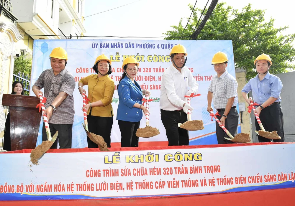 Chủ tịch HĐND TPHCM Nguyễn Thị Lệ cùng lãnh đạo quận 5 khởi công công trình sửa chữa hẻm 320 Trần Bình Trọng. Ảnh: VIỆT DŨNG