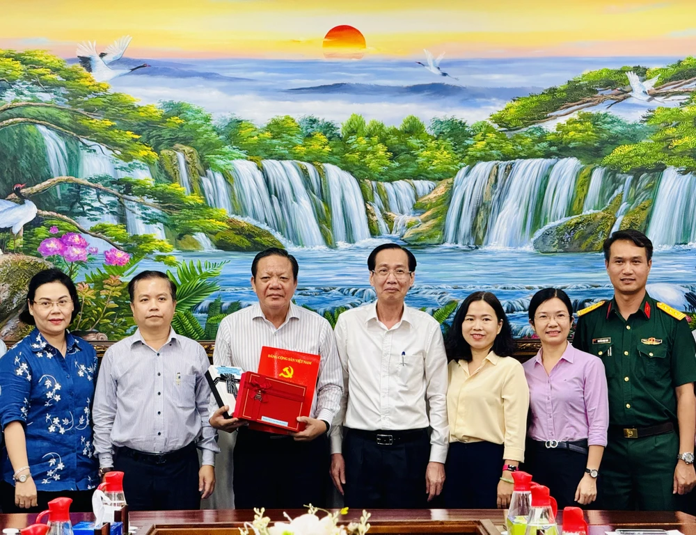 Trưởng Ban Nội chính Thành ủy TPHCM Lê Thanh Liêm trao quyết định về hưu cho đồng chí Ngô Thành Luông. Ảnh: CHÍ THẠCH 