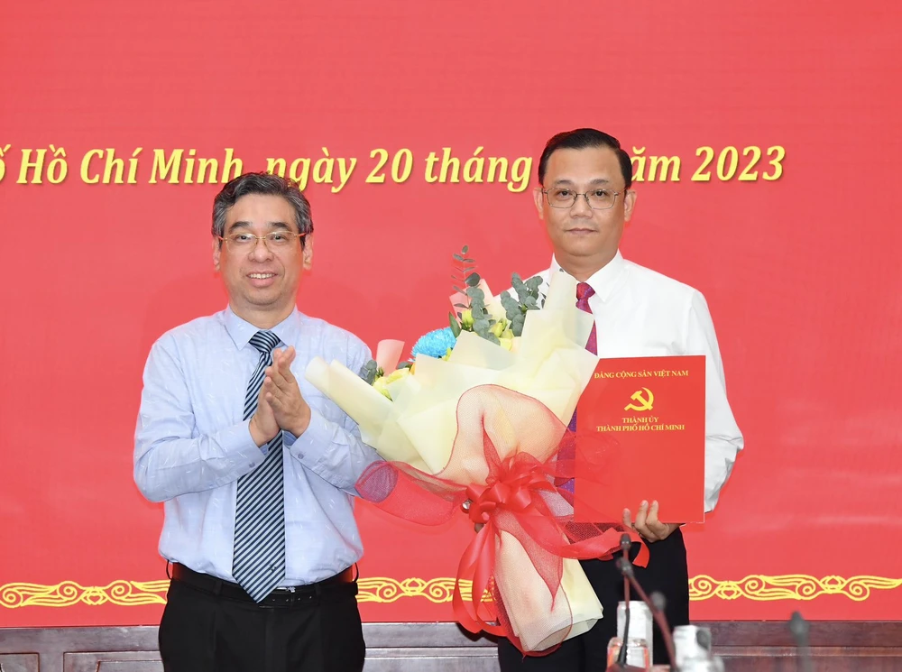Phó Bí thư Thành ủy TPHCM Nguyễn Phước Lộc tặng hoa chúc mừng đồng chí Cao Sơn Yên. Ảnh: VIỆT DŨNG 