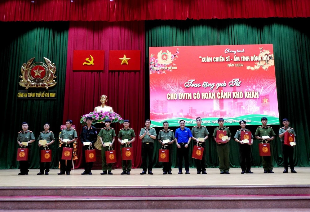 Trung tướng Lê Hồng Nam, Giám đốc Công an TPHCM và đồng chí Ngô Minh Hải, Phó Bí thư Thường trực Thành đoàn TPHCM trao tặng các phần quà tết cho đoàn viên thanh niên