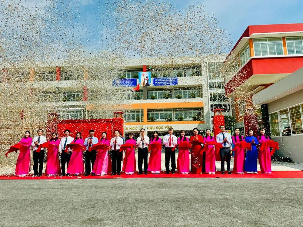 Cắt băng khánh thành Trường THCS Nguyễn Thái Bình, quận 6. Ảnh: CHÍ THẠCH