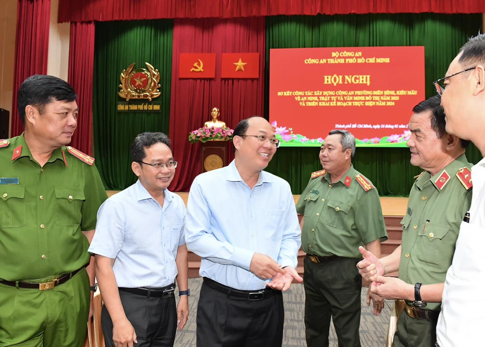 Phó Bí thư Thường trực Thành ủy TPHCM Nguyễn Hồ Hải trao đổi với Ban Giám đốc Công an TPHCM tại hội nghị. Ảnh: VIỆT DŨNG