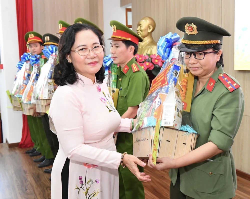 Chủ tịch HĐND TPHCM Nguyễn Thị Lệ thăm, tặng quà tết người dân ở quận 5. Ảnh: VIỆT DŨNG 