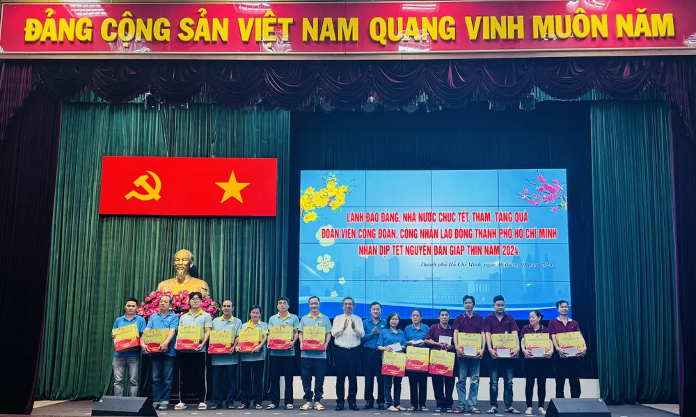 Phó Bí thư Thành ủy TPHCM Nguyễn Phước Lộc thăm, tặng quà 300 đoàn viên công đoàn, công nhân lao động