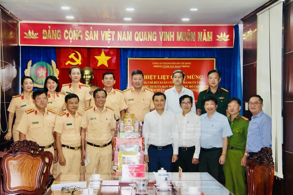 Phó Chủ tịch UBND TPHCM Bùi Xuân Cường thăm, chúc tết Phòng Cảnh sát giao thông (PC08), Công an TPHCM