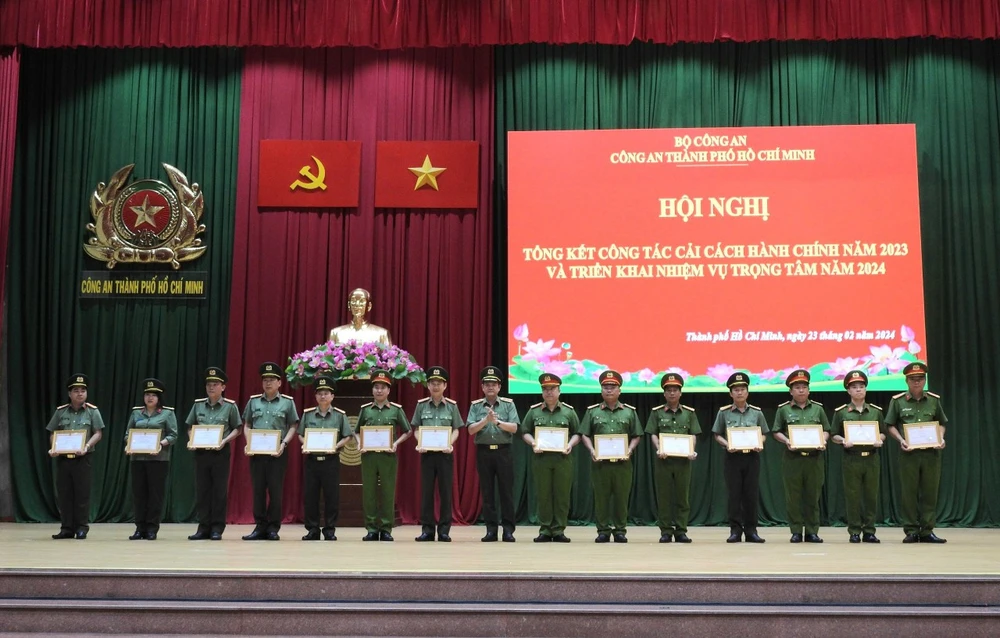 Trung tướng Lê Hồng Nam, Giám đốc Công an TPHCM khen thưởng các đơn vị có thành tích xuất sắc 