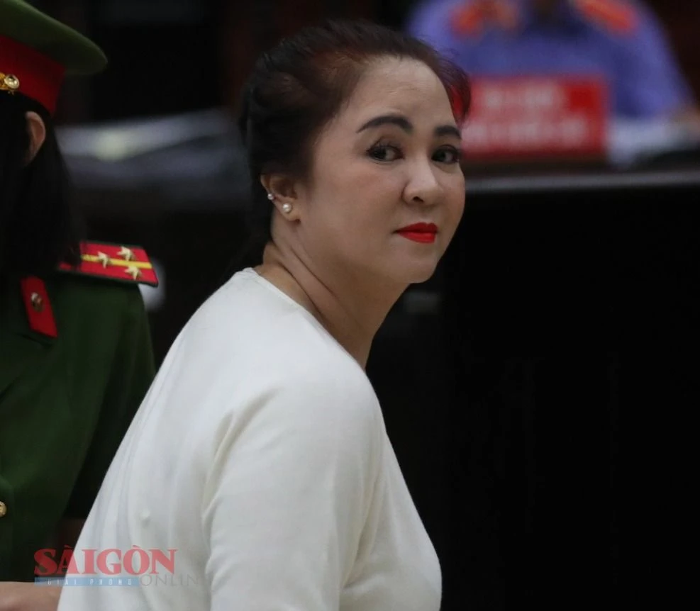 Bà Nguyễn Phương Hằng tại tòa ngày 4-4